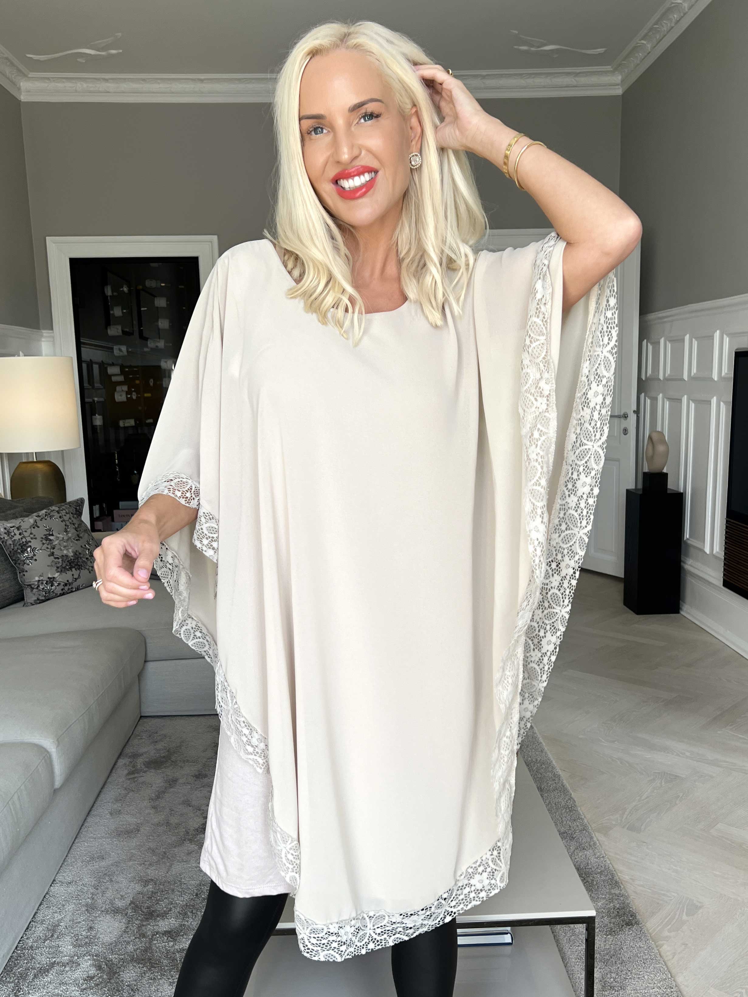 Kenya Edge - Tunikaklänning med chiffonglager och spetskant